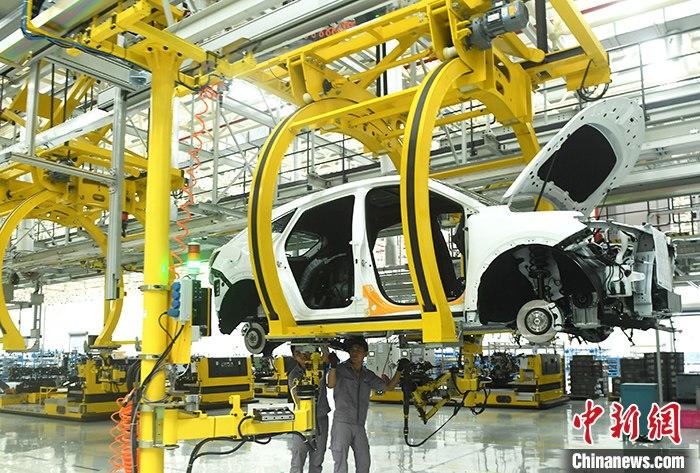資料圖：一汽車生產(chǎn)車間內(nèi)的工作人員正在組裝車輛。 <a target='_blank' href='http://www.chinanews.com/'>中新社</a>記者 陳超 攝